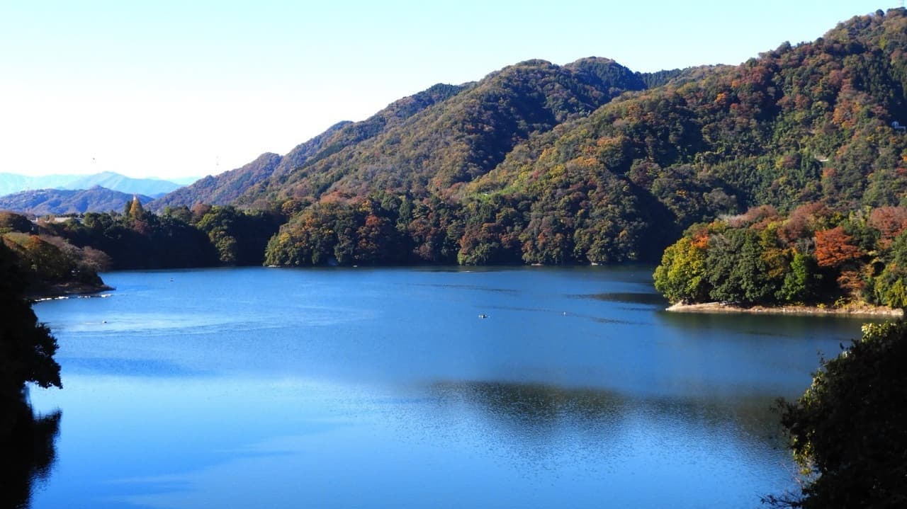 晩秋の津久井湖
