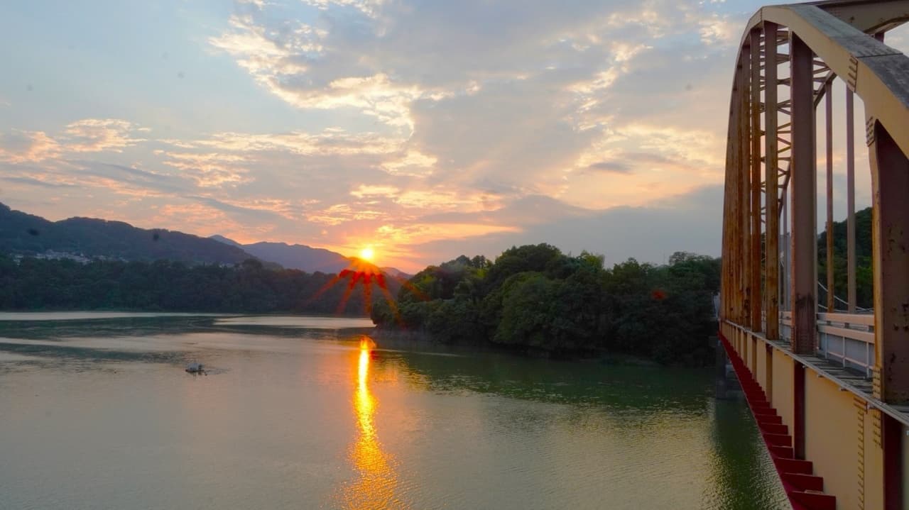 夕日に映える津久井湖